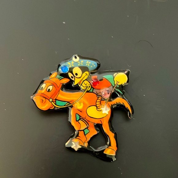VINTAGE DESIGNS FROM THE DEEP BROOCH WITH DAFFY DUCK! - Picture 1 of 3